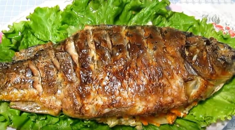 Рибата във фурната, приготвена по тази рецепта, е много вкусна.