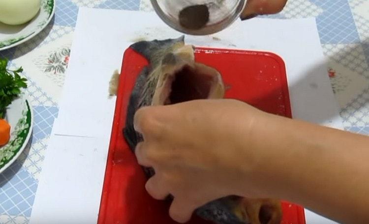 Вътре също трябва да сол и черен пипер на вкус.