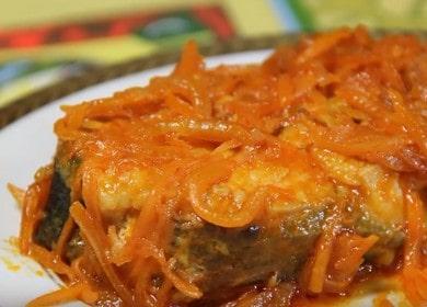 Сочна риба във фурната с моркови и лук: готвим по рецептата със стъпка по стъпка снимки.