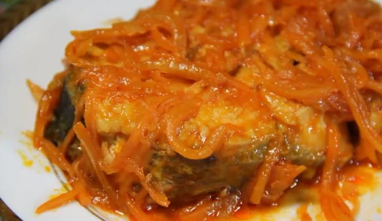 Риба, приготвена във фурната с моркови и лук, върви добре с различни гарнитури.
