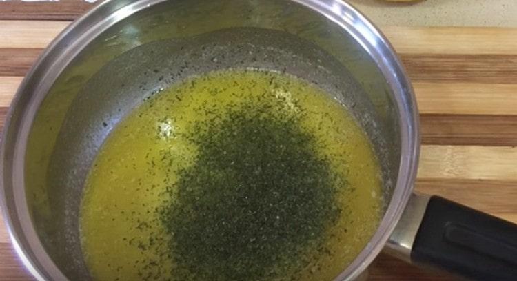 Към разтопеното масло добавете сухата зелена.