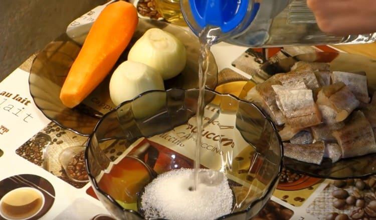 Разтворете захарта и солта във вода.