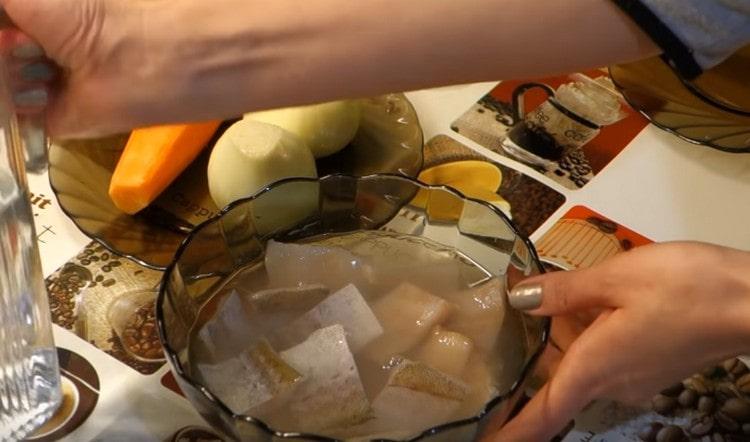 Разстелете парчетата риба в маринатата.