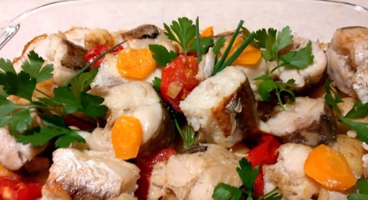 Рибата със зеленчуци във фурната е много нежна и вкусна.