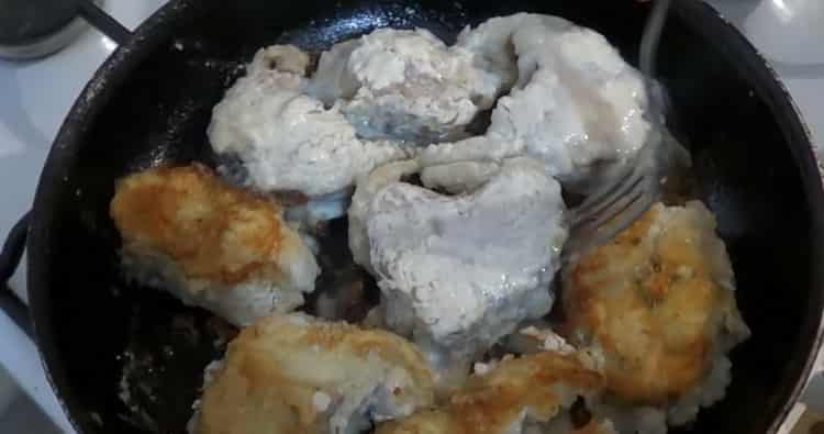 За вкусна риба хек предварително загрейте тигана