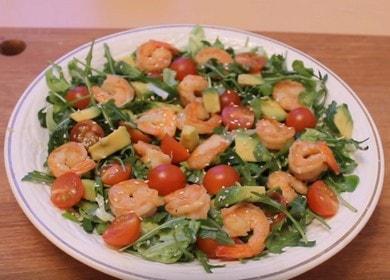 Готвене на вкусна салата с авокадо и скариди по рецепти със стъпка по стъпка снимки.