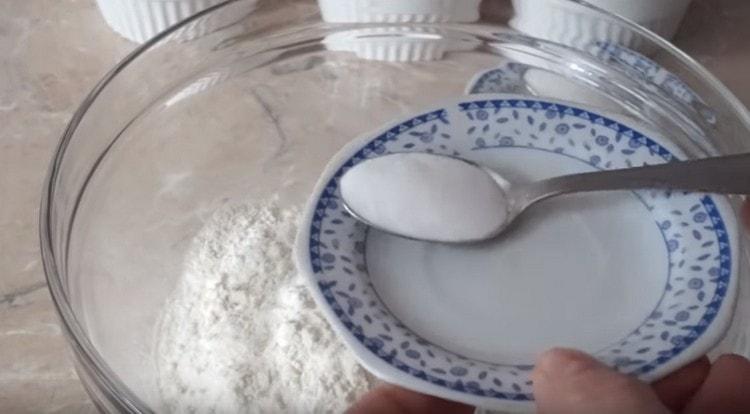 Добавете сол към брашното.