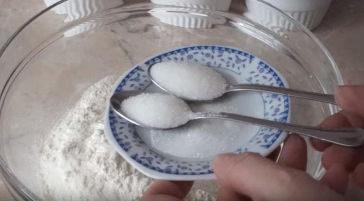 Добавяме и две супени лъжици захар.
