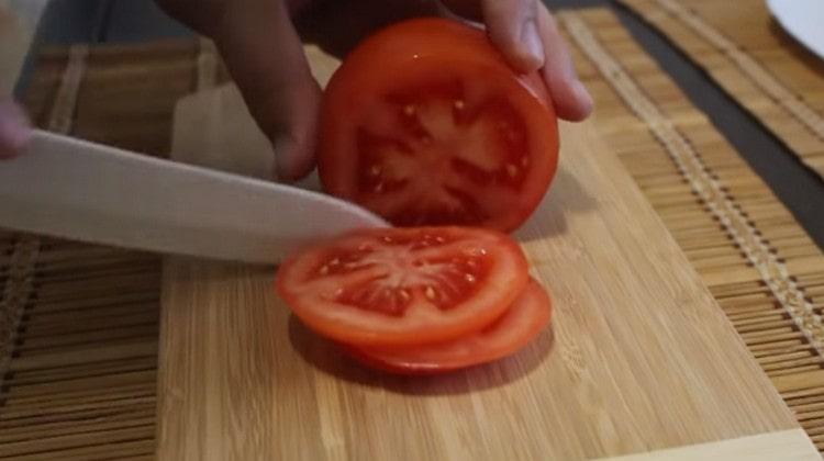 Нарежете домата на кръгчета.