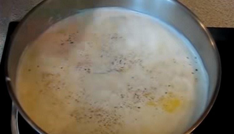 Добавете сол и черен пипер на вкус.