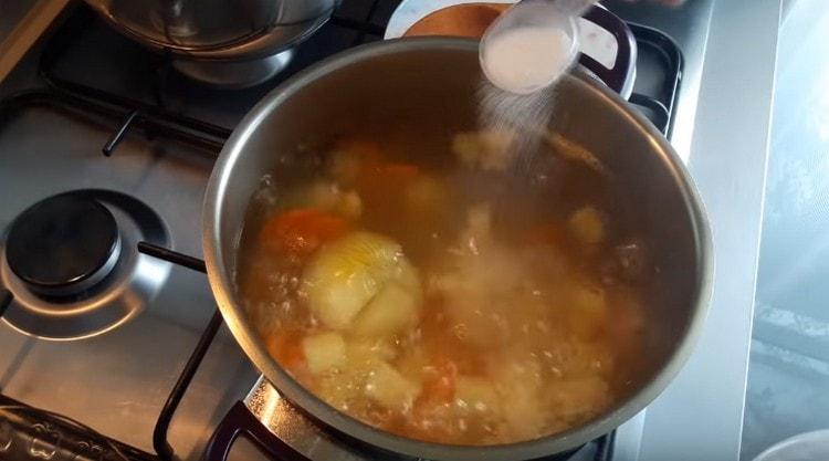 Посолете ястието на вкус.