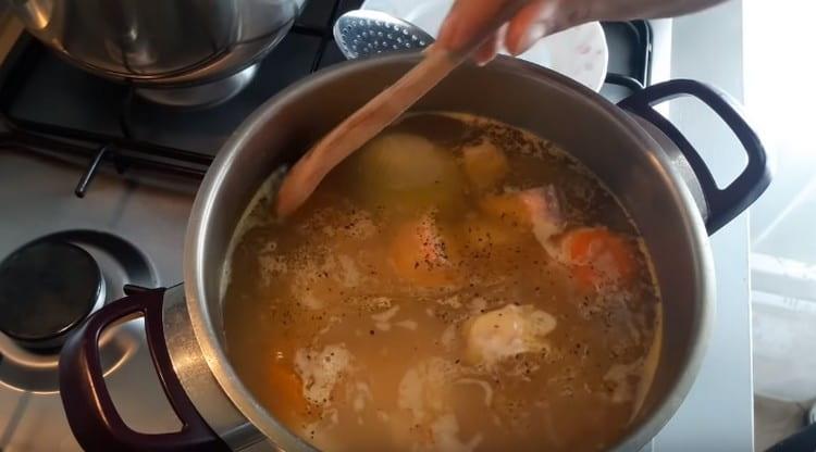 Ако е необходимо, добавете сол и черен пипер на вкус.