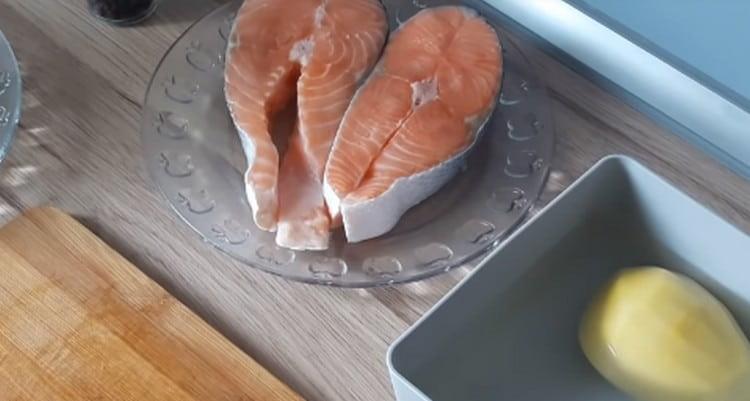 Нарежете червената риба на големи пържоли.