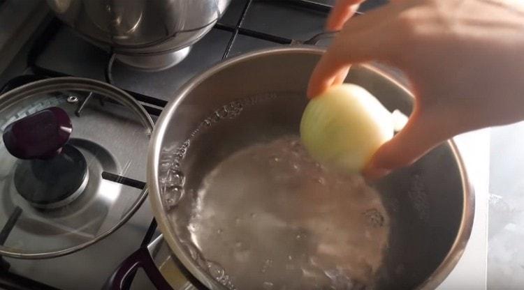 Хвърлете лука във вряща вода.