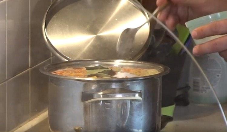 Сол и черен пипер ястието на вкус.