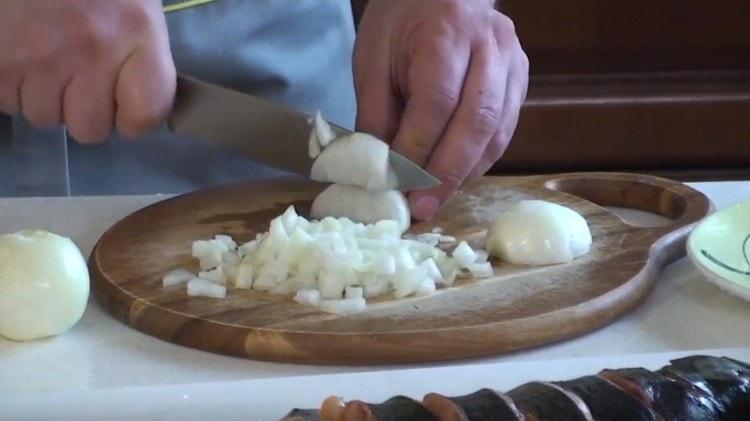 Смелете лука и го сложете в супата.