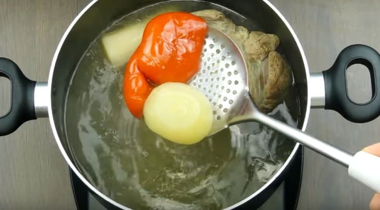 Когато месото е готово, го получаваме, както и зеленчуци от бульона.