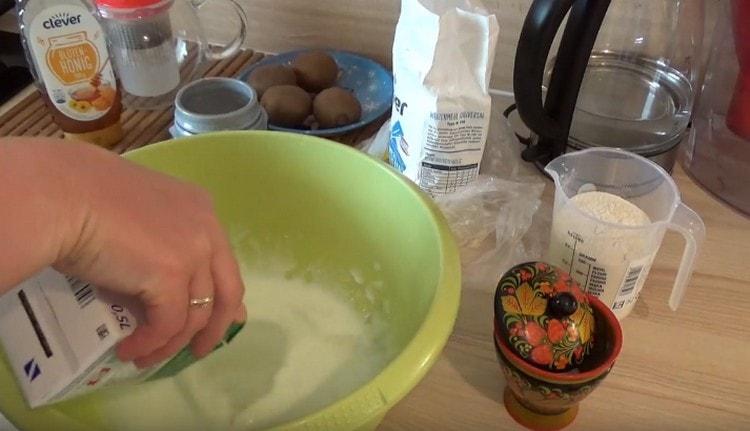 Изсипете кефир в купа.