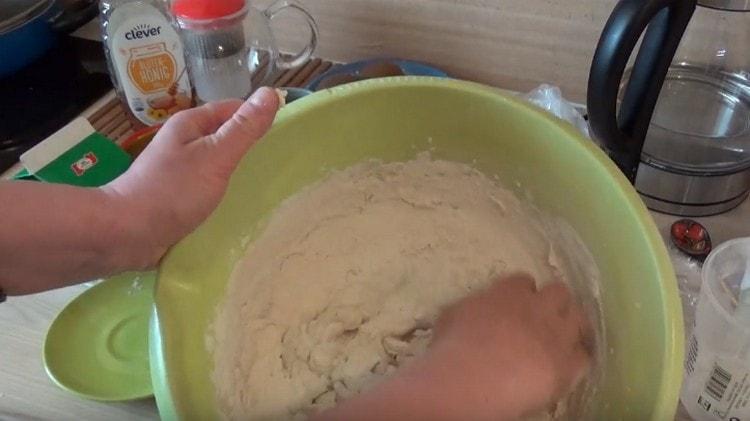 Първо омесете тестото с лъжица, а след това омесете с ръце.