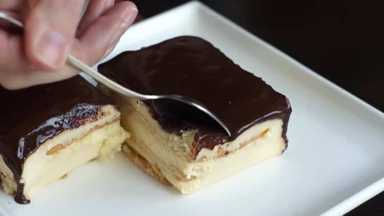 Вкусна торта без печене на бисквитки с кондензирано мляко е готова