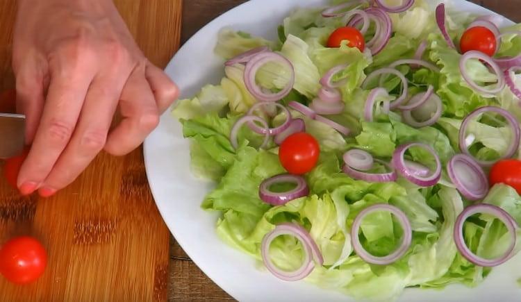 На следващо място, разпределете чери доматите.