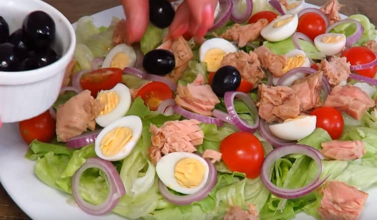 На следващо място, оформете маслинената салата.