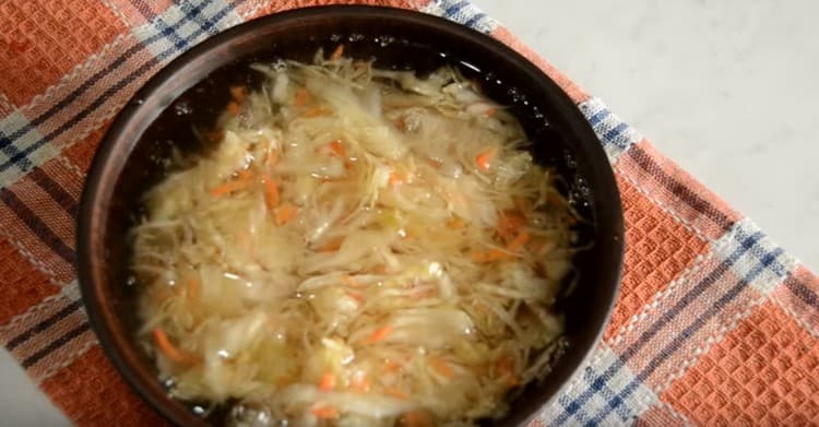 Киселото зеле е добре измито.