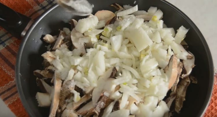 Добавете сол и черен пипер към лука на вкус.