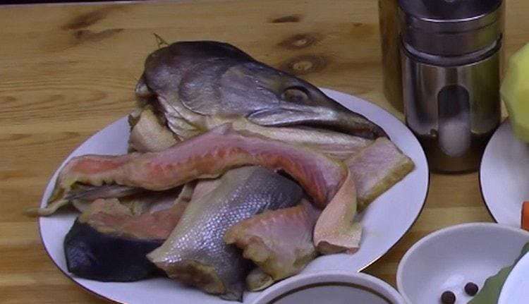 Трябва да премахнем хрилете от главата на розовата сьомга.