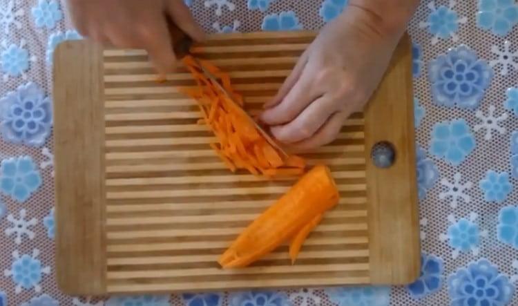 Нарежете морковите на тънки ивици.