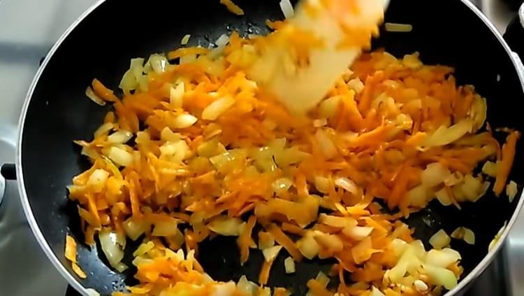 Запържете лука с морковите, докато се сварят в тиган.