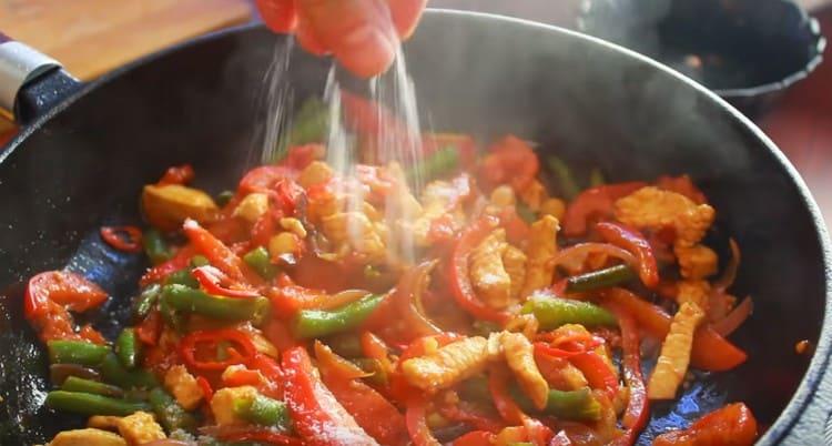 Посолете ястието на вкус.