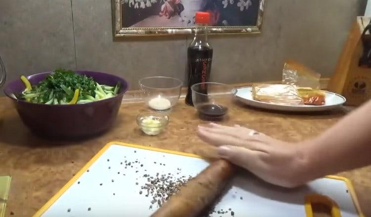 Смелете кориандъра и прехвърлете в чинията.