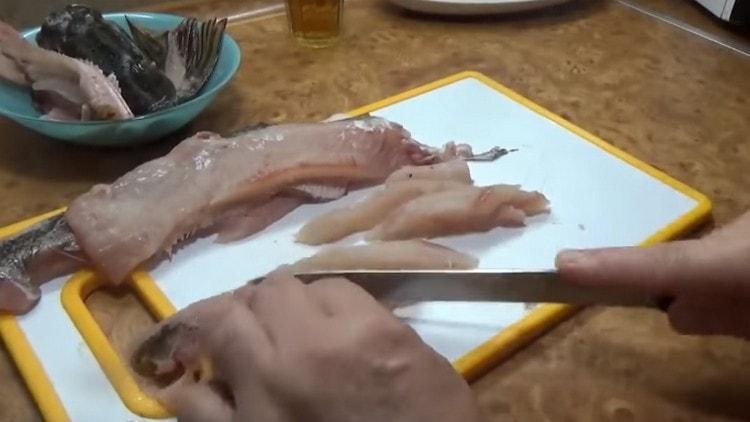 Нарежете филето от щука на тънки дълги филийки.