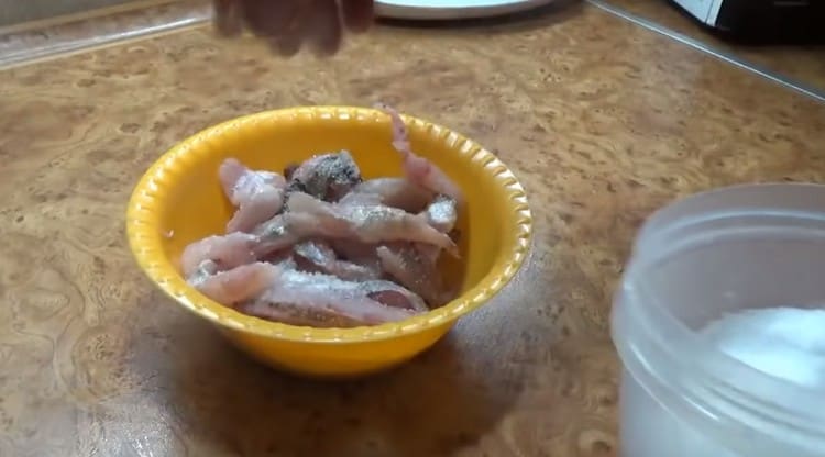 Сгънете филиите филе с купа, сол.
