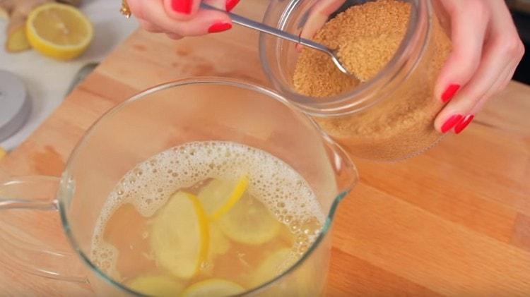 Добавете захар на вкус.