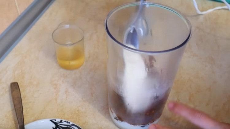 В затопленото мляко добавете какаото и млякото на прах.