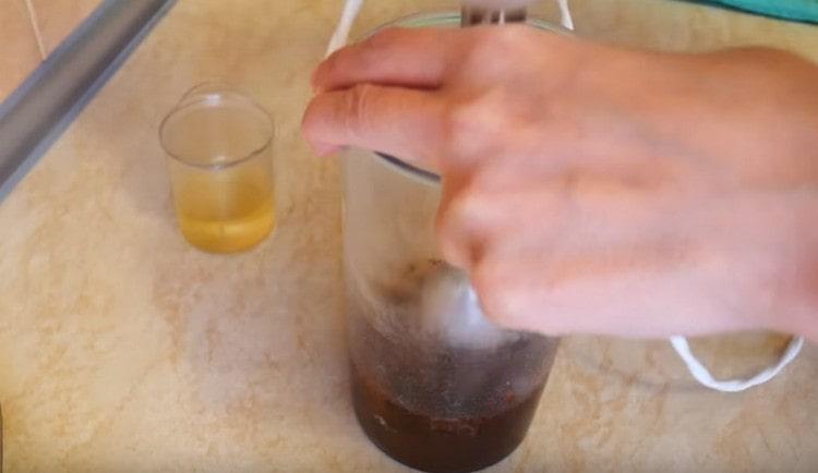 Прекъсваме масата с пасатор, докато захарта се разтвори.