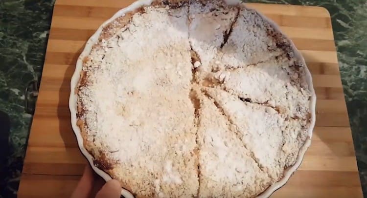 Такъв пай с ябълки и банани се оказва много нежен и вкусен.
