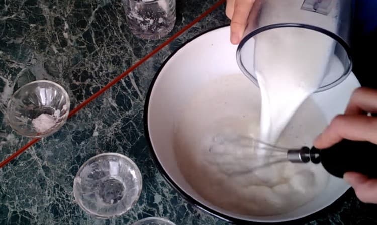Добавете млякото към масата и разбъркайте.