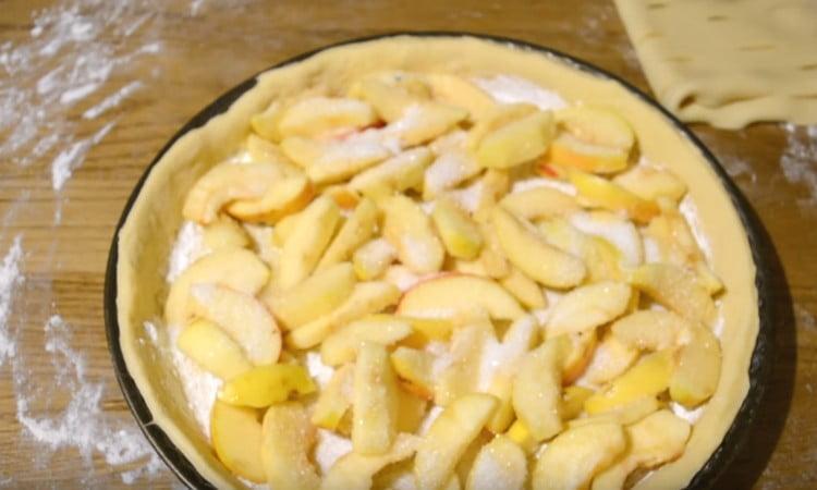Добавете захарта и канелата към ябълките на вкус.