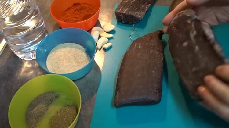 За да направите говеждо бастурма, направете разрези