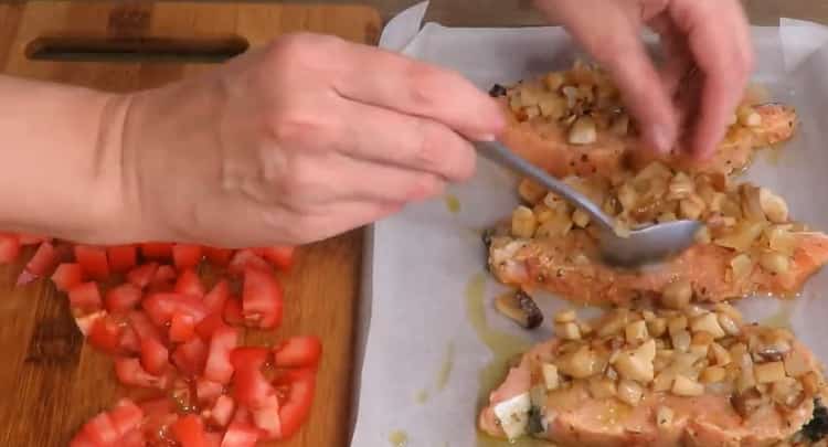 Според рецептата за готвене на риба, сложете пълнежа върху рибата