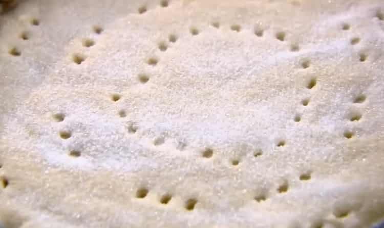 За да направите сладкиш със сладкиши, поръсете захар върху продукта