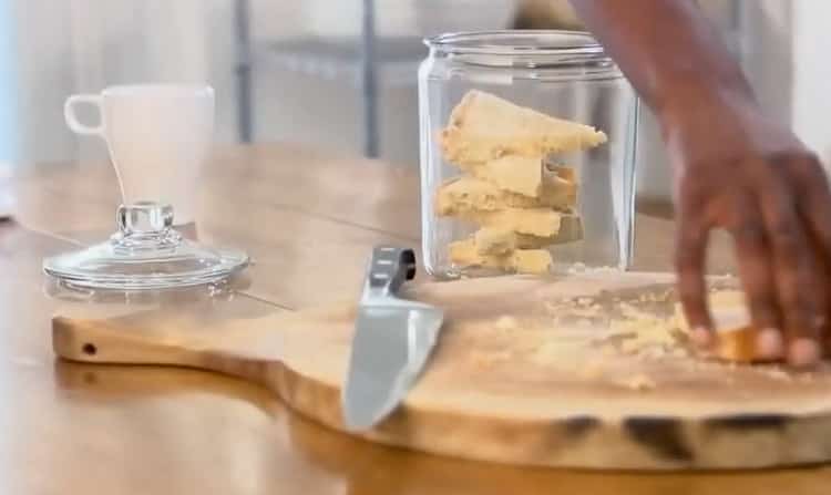 Вкусна сладкарска торта с къси плодове е готова