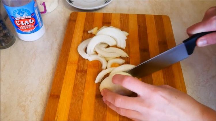За да готвите заек, накълцайте лука