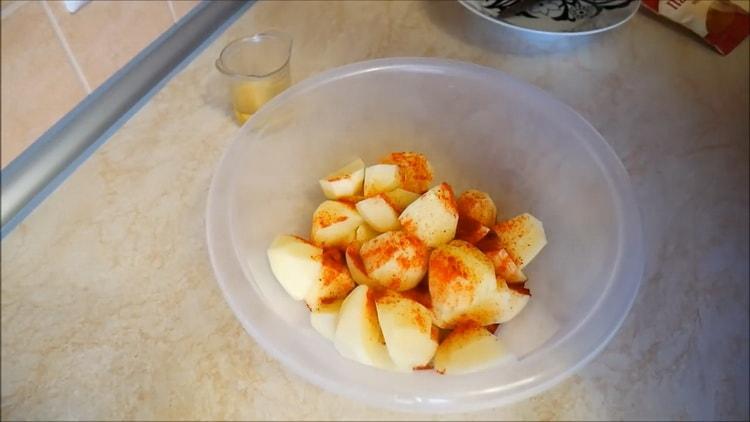 Солете картофите, за да направите заека