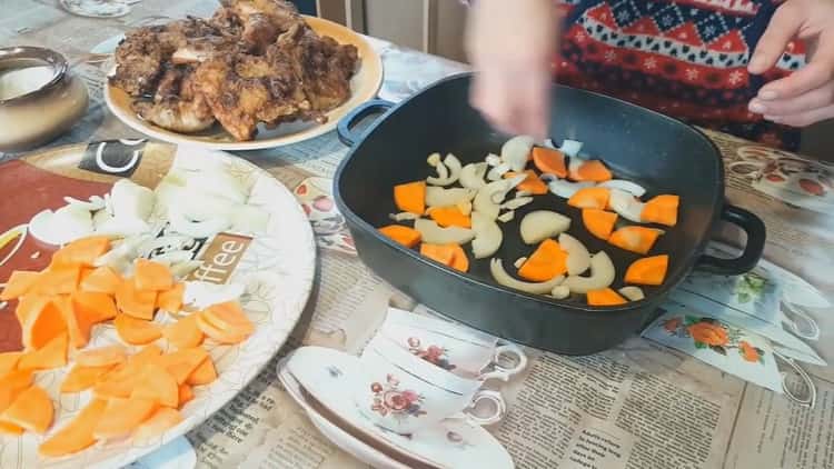 За готвене на заешка яхния със зеленчуци сложете пърженето