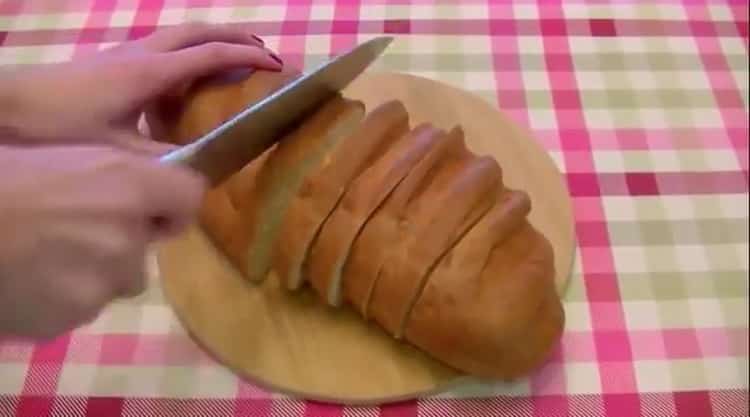 За да приготвите мини пица на хляб, пригответе съставките