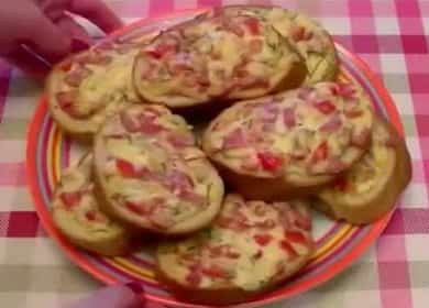 Мини пица на хляб със сочен пълнеж - вкусна закуска за 10 минути